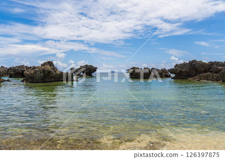 南國島嶼的美麗海天(沖永良部島、宇治地海灘) 南國島嶼的美麗海天(沖永良部島、宇治地海灘) 126397875