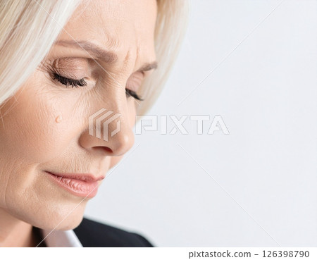 成年女性哭泣的特寫肖像（白色背景） 126398790