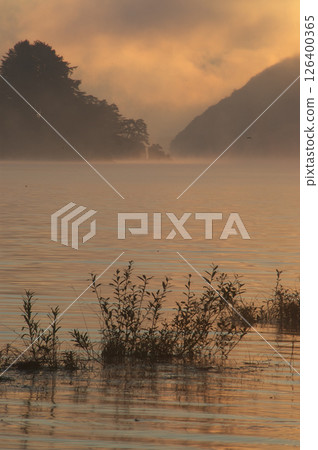 晨霧籠罩的秋元湖 126400365