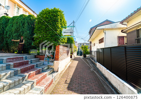 [Important Preservation District for Groups of Traditional Buildings] Kitano-cho Yamamoto-dori, an alleyway along Ijinkan-dori street on an early summer morning, Chuo-ku, Kobe City, Hyogo Prefecture 126400875