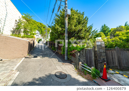 [Important Preservation District for Groups of Traditional Buildings] Kitano-cho Yamamoto-dori: Slope and mansion gate on an early summer morning 2, Chuo-ku, Kobe City, Hyogo Prefecture 126400879