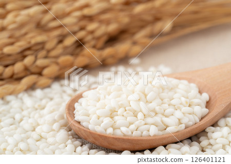 Ears of rice and glutinous rice on a spoon Ears of rice and glutinous rice on a spoon 126401121