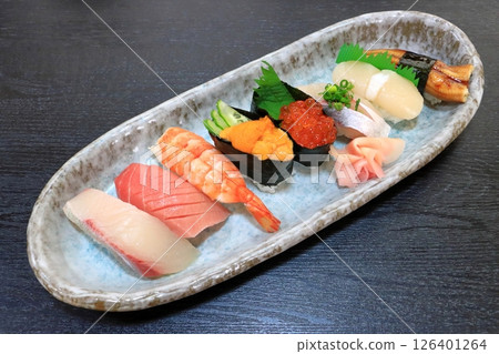  Hand-rolled sushi  126401264