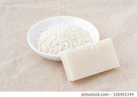 Glutinous rice and cut mochi on a plate 126401344