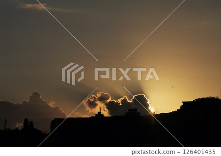 清晨的陽光透過雲層的縫隙照射進來 3 清晨的陽光透過雲層的縫隙照射進來 3 126401435