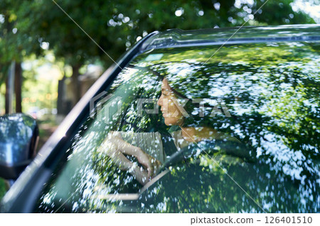 一個女人開車 一個女人開車 126401510