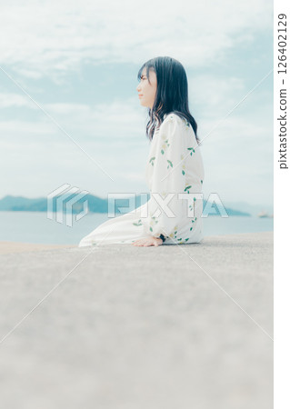 自然光下放鬆的女人肖像 126402129