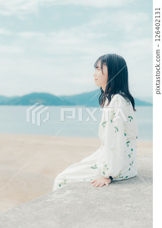 自然光下放鬆的女人肖像 自然光下放鬆的女人肖像 126402131