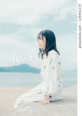 自然光下放鬆的女人肖像 126402135