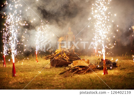 煙火與篝火的華麗共演 煙火與篝火的華麗共演 126402139