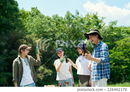 享受烤肉的男女 126402178