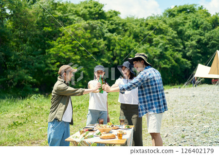 享受烤肉的男女 126402179