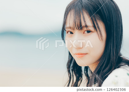 特寫鏡頭:一位目光溫柔的女性 特寫鏡頭:一位目光溫柔的女性 126402306