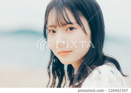 特寫鏡頭：一位目光溫柔的女性 126402307