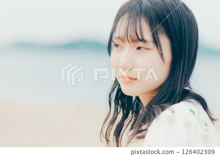 Close-up of a woman with a gentle gaze 126402309