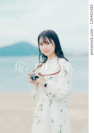 手持底片相機的自然女性側面肖像 手持底片相機的自然女性側面肖像 126402485