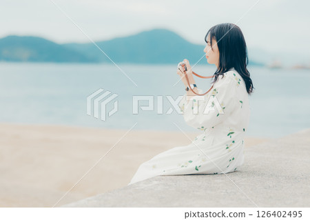 手持底片相機的自然女性側面肖像 126402495