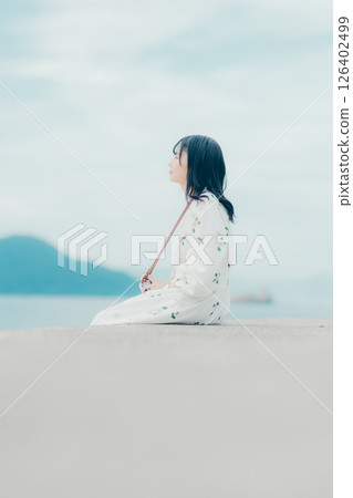 手持底片相機的自然女性側面肖像 手持底片相機的自然女性側面肖像 126402499
