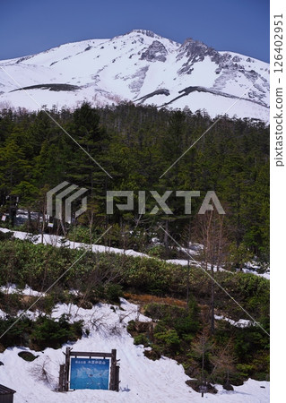 春季禦嶽山:從禦岳纜車飯盛高原站眺望白雪皚皚的御嶽山 春季禦嶽山:從禦岳纜車飯盛高原站眺望白雪皚皚的御嶽山 126402951