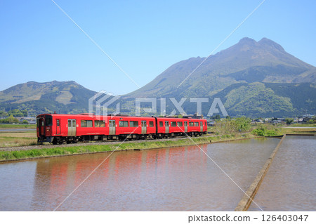 Yufudake and the red train (JR Kyushu Kiha 200 series) Yufudake and the red train (JR Kyushu Kiha 200 series) 126403047