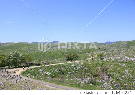 Akiyoshidai on a clear day as seen from the observation deck 126403234