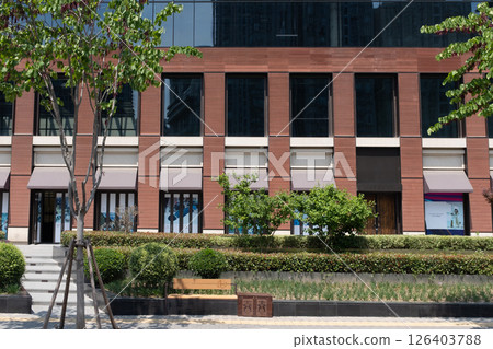 新建空置的都市商業街區一角 新建空置的都市商業街區一角 126403788
