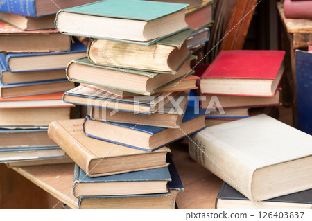 Stacked books, foreign books, old books, used books 126403837