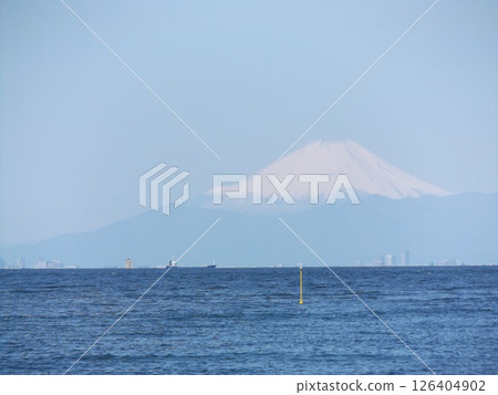 從檢見濱海灘眺望海對面的富士山 從檢見濱海灘眺望海對面的富士山 126404902