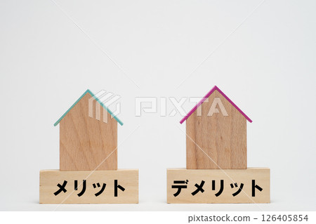 Comparison of the advantages and disadvantages of housing 126405854