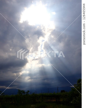 陽光穿過雲層的縫隙（天使的階梯） 126405944