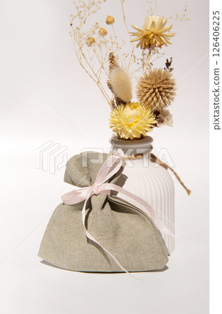 Elegant dried flower vase with gift bag Elegant dried flower vase with gift bag 126406225