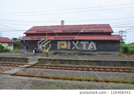 JR北海道室蘭本線長萬部站至禮文站的普通列車車窗景色（2023年夏季多雲） 126406541
