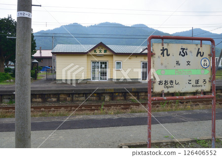 JR北海道室蘭本線長萬部站至禮文站的普通列車車窗景色(2023年夏季多雲) JR北海道室蘭本線長萬部站至禮文站的普通列車車窗景色(2023年夏季多雲) 126406552