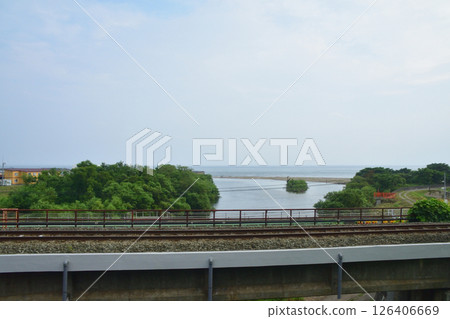 JR北海道室蘭本線禮文站至洞爺站區間列車車窗景色（2023年夏季多雲） 126406669