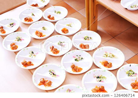 Served school lunches, school lunches, facility meals, school lunch side dishes, children's meals, image materials Served school lunches, school lunches, facility meals, school lunch side dishes, children's meals, image materials 126406714