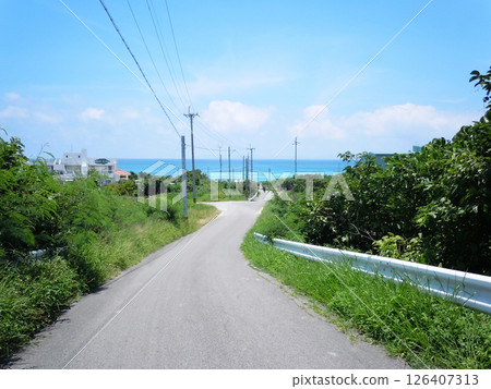 通往西濱（沖繩縣波照間島）的下坡路 126407313