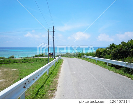 通往西濱（沖繩縣波照間島）的下坡路 126407314