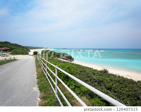The downhill slope leading to Nishihama (Hateruma Island, Okinawa Prefecture) The downhill slope leading to Nishihama (Hateruma Island, Okinawa Prefecture) 126407315