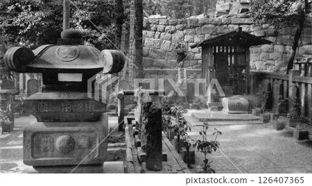 Old photo, 1933-1945, Tokyo, Sengakuji Temple, Grave of the 47 Ronin (Ako Gishi Cemetery) 126407365