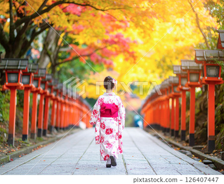 Shichigosan Mairi，後視圖，女孩，和服 126407447