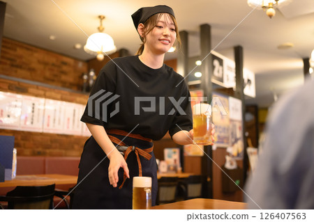 在居酒屋打工的女性 126407563