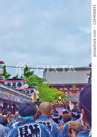 一宮在東京三社祭期間穿過仲見世 一宮在東京三社祭期間穿過仲見世 126408841