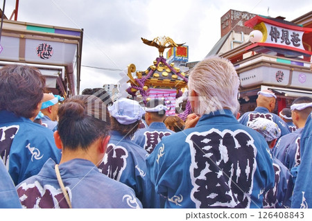 一宮在東京三社祭期間穿過仲見世 一宮在東京三社祭期間穿過仲見世 126408843