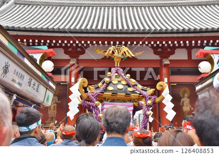 一宮在東京三社祭期間穿過仲見世 126408853