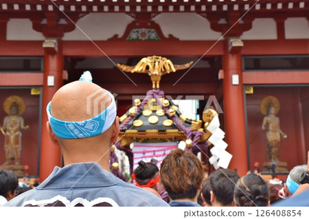 一宮在東京三社祭期間穿過仲見世 126408854