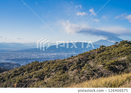Mount Fuji and the cityscape as seen from Ikenomukae Parking Lot in Izunokuni City (Shizuoka Prefecture) 126408875