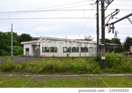 JR北海道室蘭本線白老站至苫小牧站區間列車車窗景色（2023年夏季多雲） 126408930