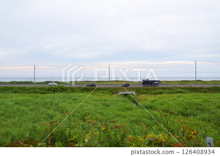 JR北海道室蘭本線白老站至苫小牧站區間列車車窗景色（2023年夏季多雲） 126408934