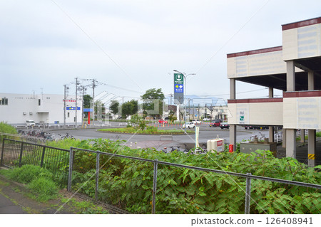 JR北海道室蘭本線白老站至苫小牧站區間列車車窗景色（2023年夏季多雲） 126408941