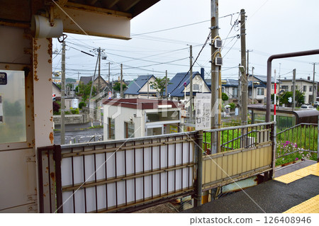 JR北海道室蘭本線白老站至苫小牧站區間列車車窗景色（2023年夏季多雲） 126408946